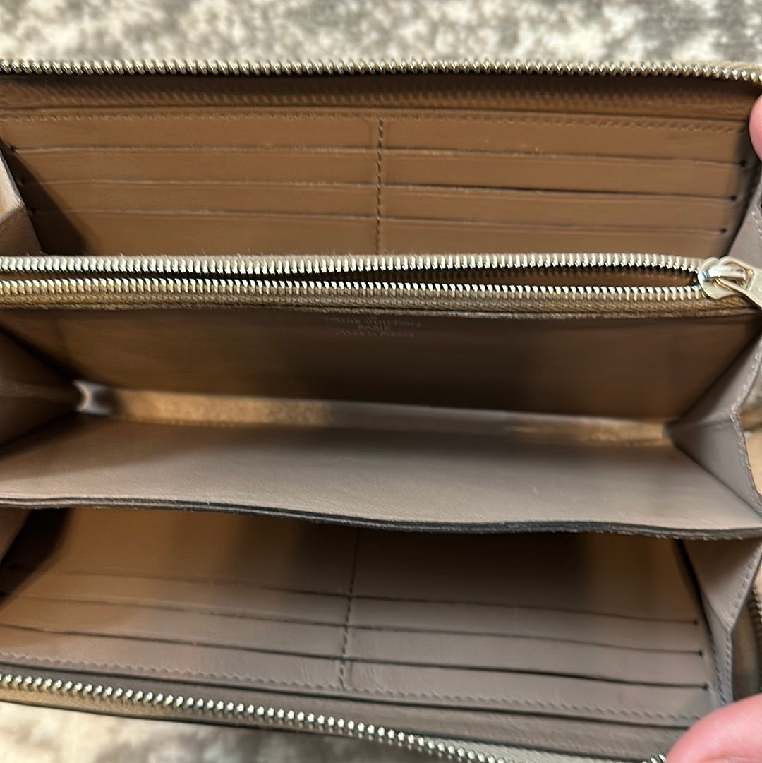 Louis Vuitton Comete Galle Zippy Wallet