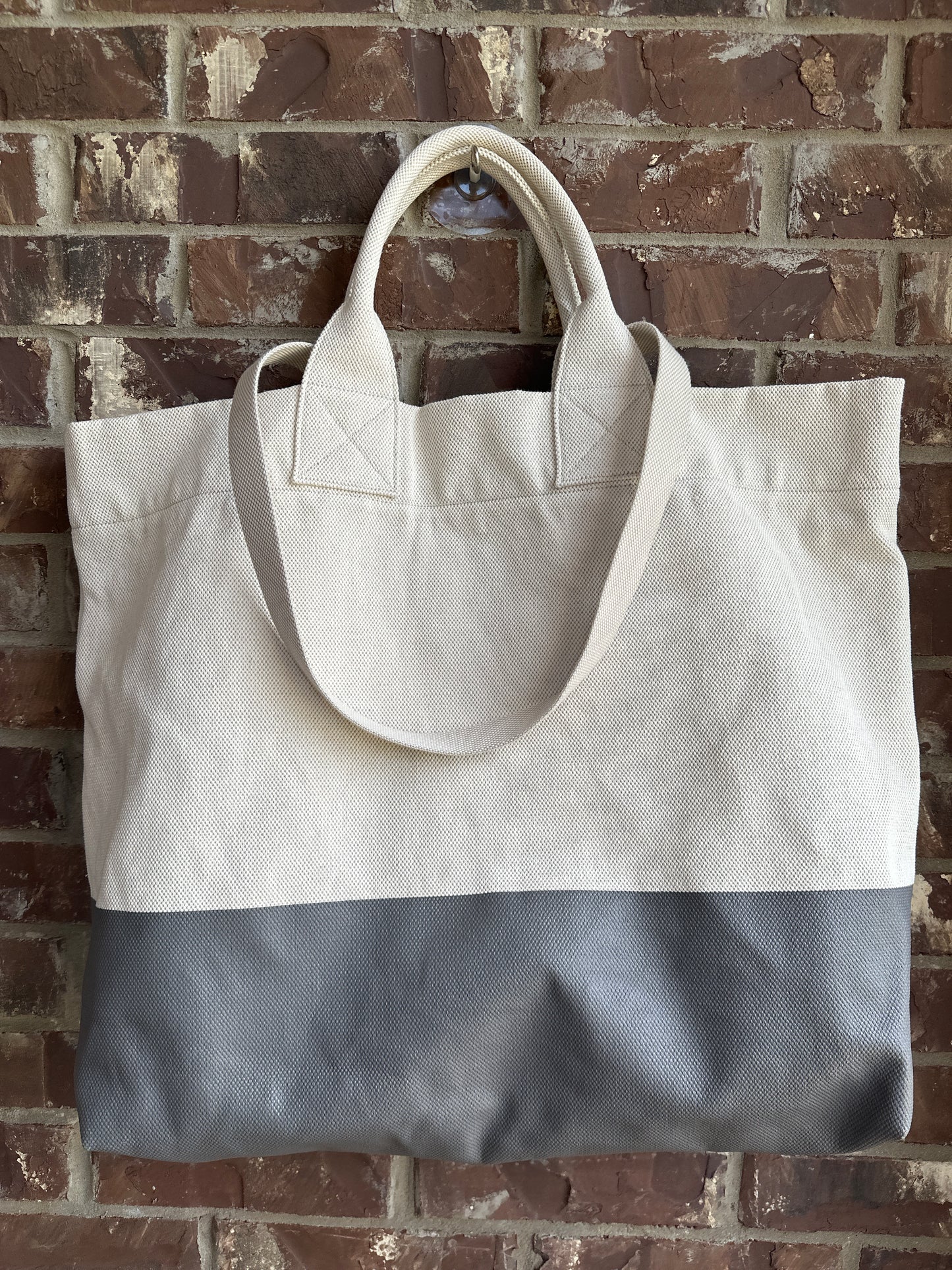 Gucci Logo Embossed Open Tote Canvas 52219