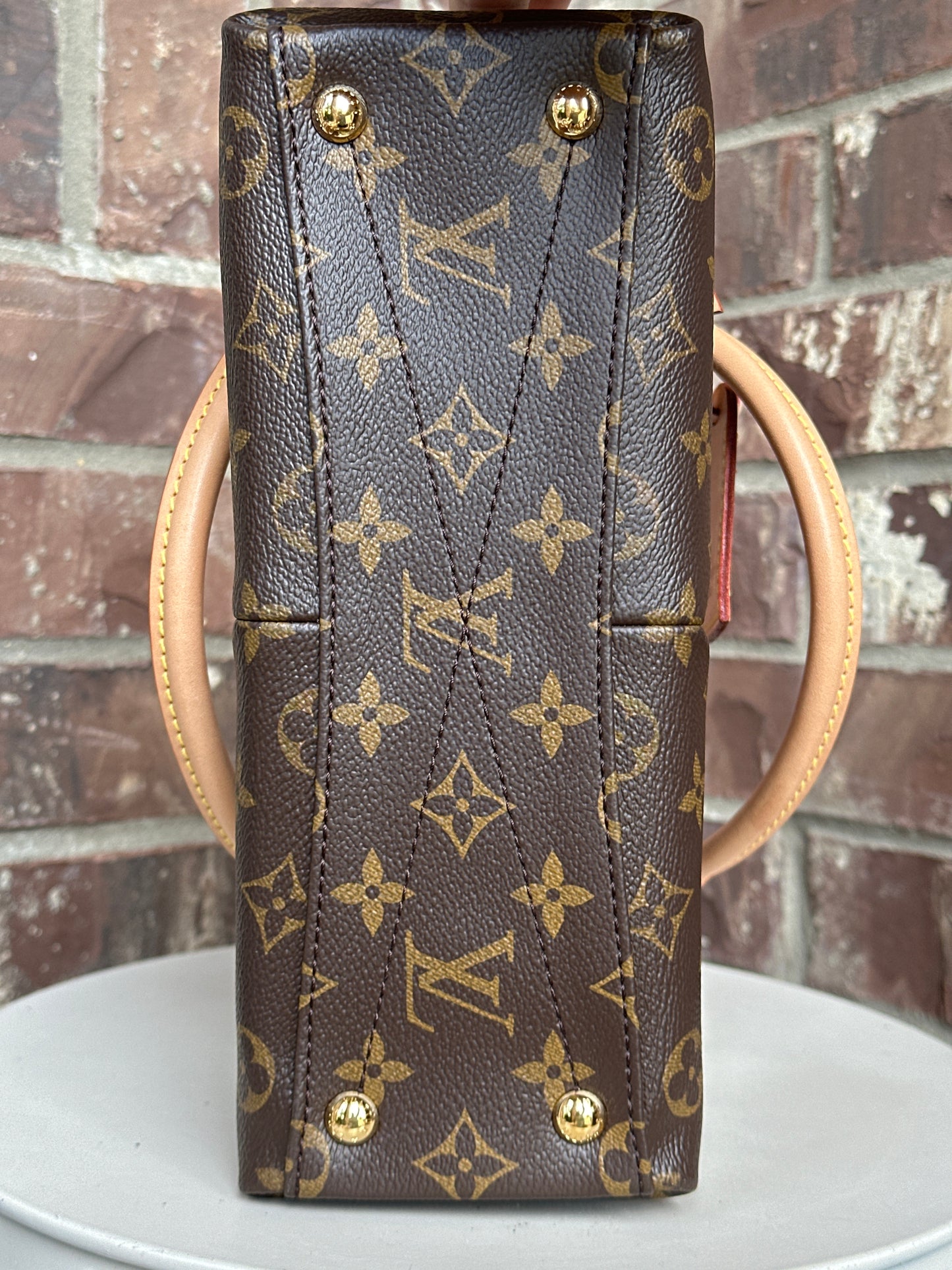 Louis Vuitton V Tote Monogram Canvas/Leather BB 709354233