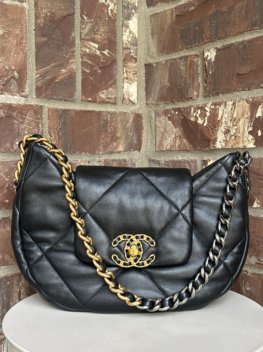 Chanel 19 Flap Hobo Quilted Leather 287249
