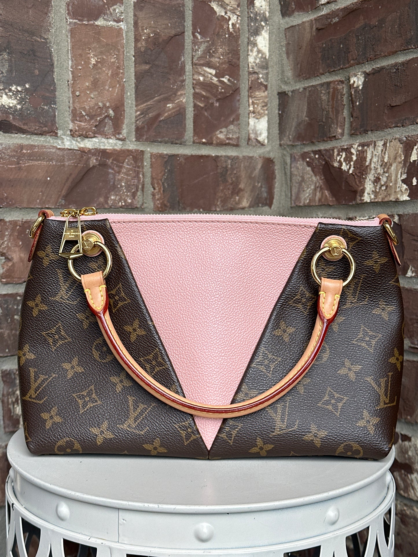 Louis Vuitton V Tote Monogram Canvas/Leather BB 709354233