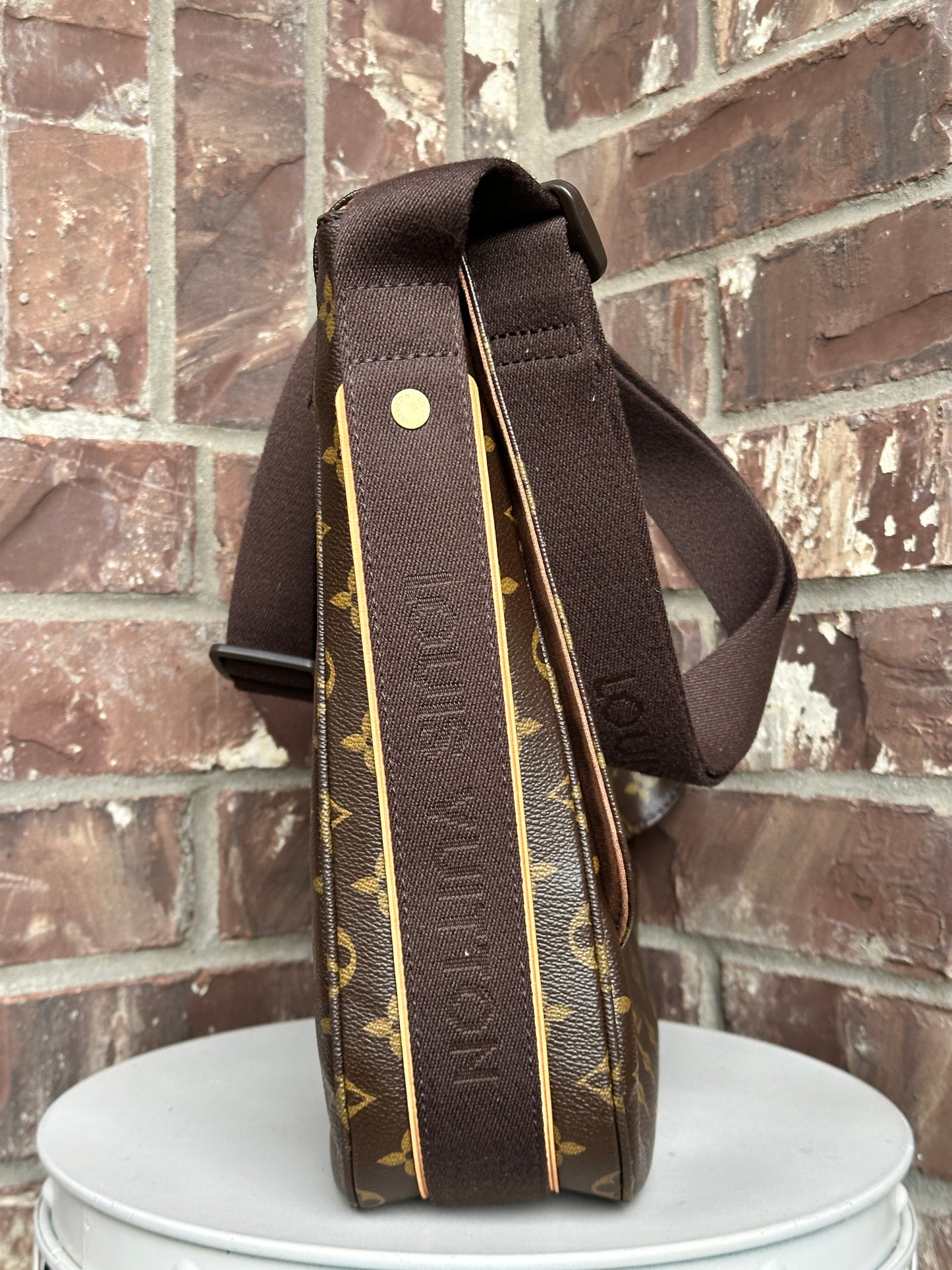 Louis Vuitton Beaubourg Messenger Bag Monogram Canvas MM 89923