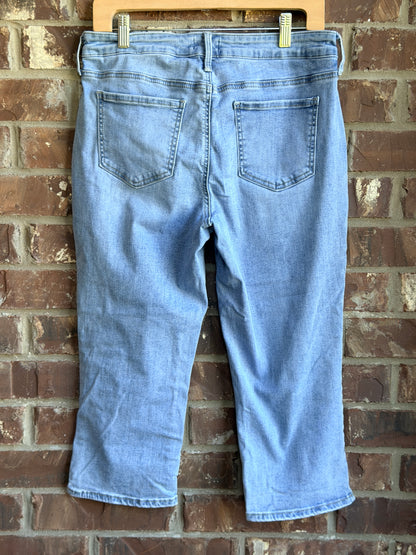 NYDJ Curves 360 Size 8 Women's Light Wash Cropped Capri Stretch Jeans Denim
