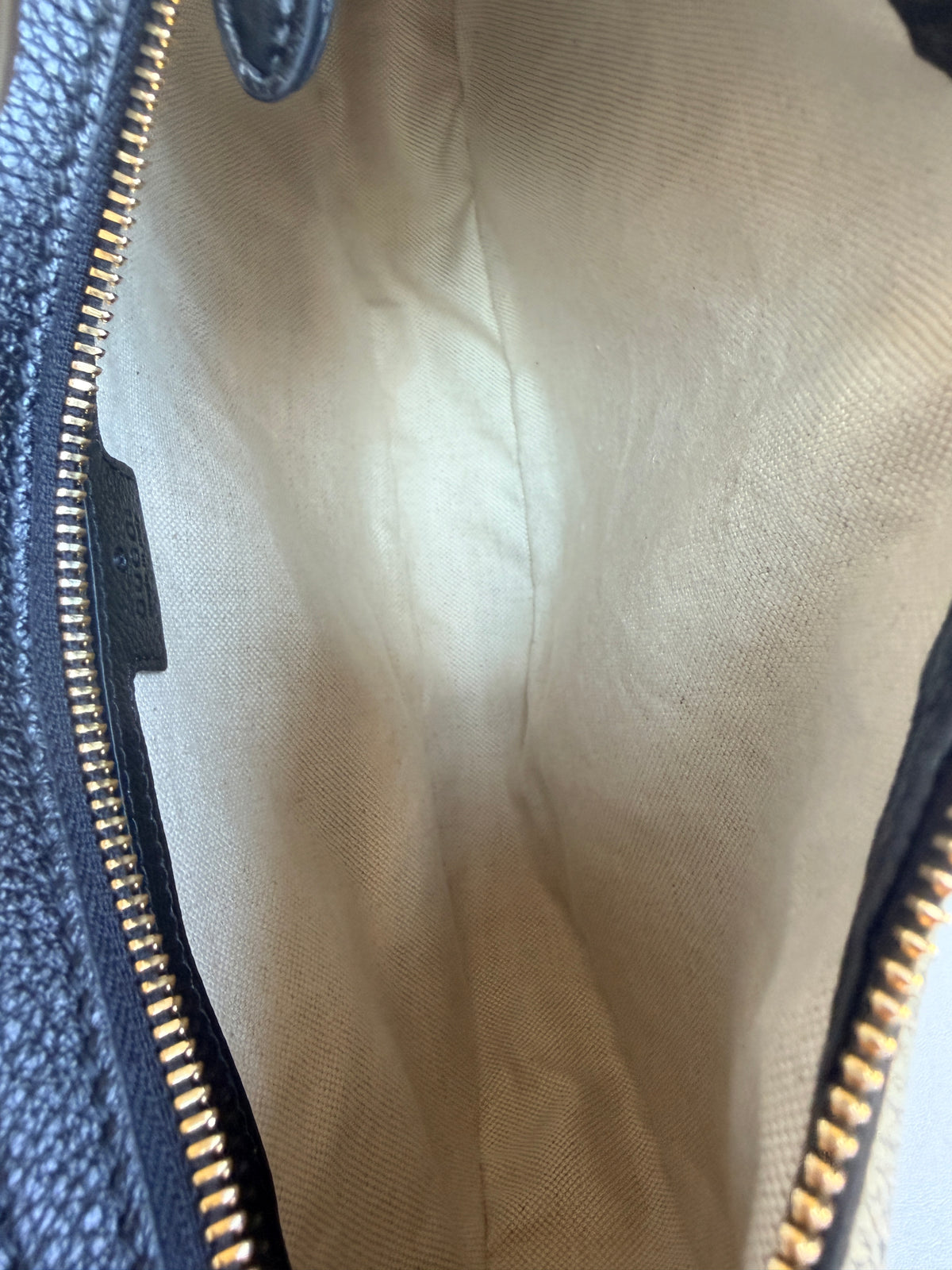 Gucci Emblem Half Moon Shoulder Bag GG Embossed Leather Large	Black 96549