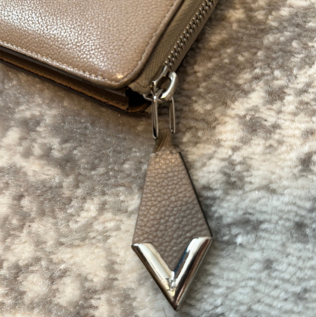 Louis Vuitton Comet Galle Zippy Wallet
